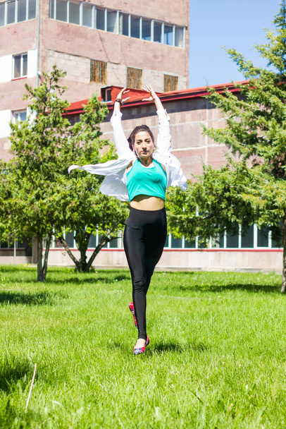mujer joven en el campo, mujer joven haciendo ejercicios de yoga en el parque
 - Foto, Imagen