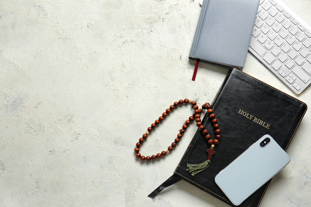 Heilige Bijbel, PC toetsenbord en mobiele telefoon op lichte achtergrond - Foto, afbeelding