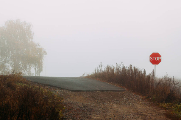 Segno di stop su uno sfondo mattutino nebbioso. Posto per un'iscrizione. Partenza per la strada
. - Foto, immagini