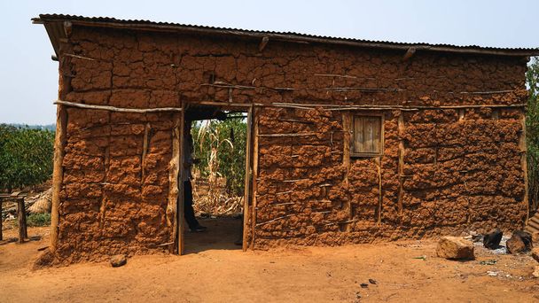 ancienne maison traditionnelle locale au Rwanda, faite de fumier d'animaux, d'argile et de foin, pauvreté en Afrique, maisons primitives, vie réelle en Afrique de l'Est, pauvres établissements simples dans les villages
 - Photo, image