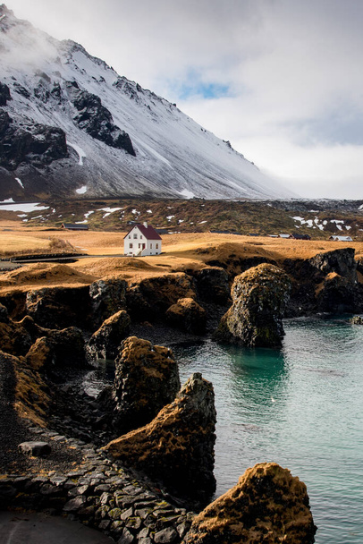 アイスランドの風景と白い小さな美しい家がある山の下にあるArnarstapi村snaefellessness半島、アイスランド - 写真・画像