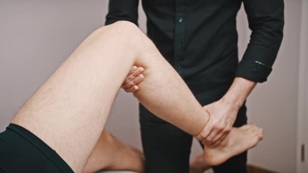 Physiotherapieberatung bei Knieproblemen des Patienten Physikalisches Therapiekonzept - Filmmaterial, Video