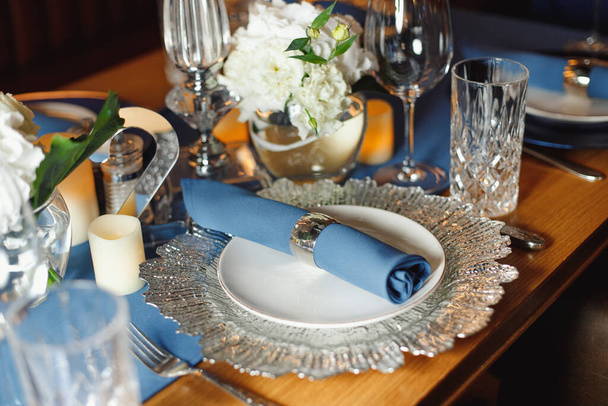 Schön servierter Tisch mit Geschirr und Blumen. Hochwertiges Foto - Foto, Bild