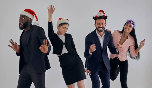 Четверо счастливых бизнесменов на рождественской вечеринке
 - Фото, изображение