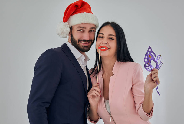 O homem de negócios e a mulher celebrando o Natal
 - Foto, Imagem