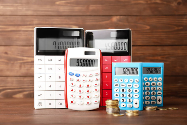 Калькуляторы и монеты на столе. Концепция долга
 - Фото, изображение