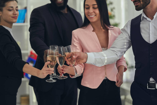 Čtyři obchodníci pijí šampaňské - Fotografie, Obrázek