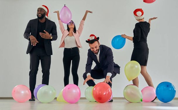 Ділові люди грають з балончиками
 - Фото, зображення