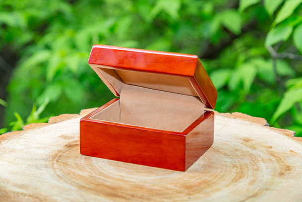 Невелика елегантна ретро коробка з дорогоцінного дерева для зберігання цінних речей та прикрас
 - Фото, зображення