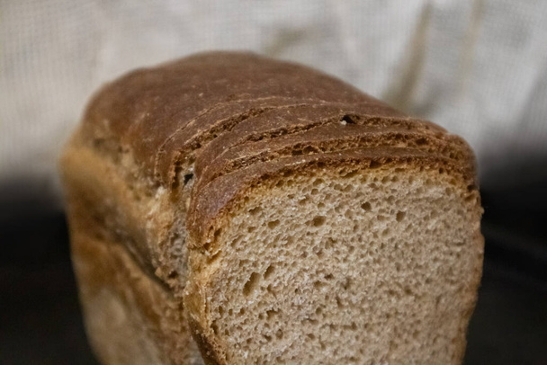 Tmavý chléb jídlo zblízka pohled zdravé celozrnné jíst. Velký yammy vaření kuchyňský stůl pohled. - Fotografie, Obrázek