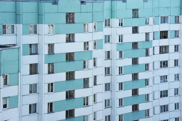 fundo urbano abstrato - janelas de um painel edifício de vários andares - uma casa de painel típica na Rússia
 - Foto, Imagem