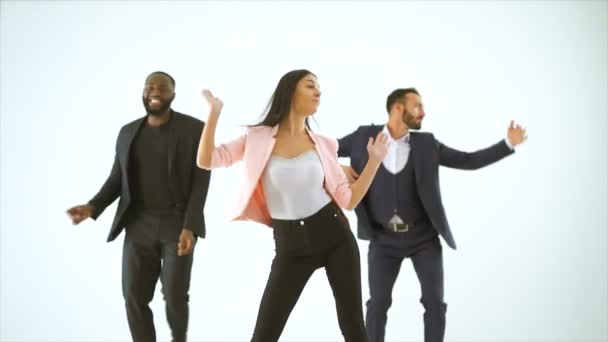 A három ember, akik a fehér háttérben táncolnak. lassított felvétel - Felvétel, videó