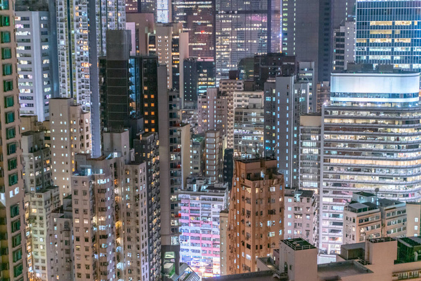 Hämmästyttävä yö ja auringonlasku näkymä kaupunkikuvaan ja pilvenpiirtäjiin Hong Kongissa
 - Valokuva, kuva