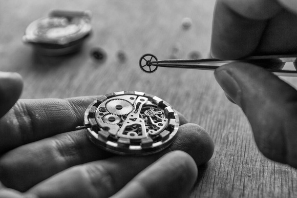 時計職人は腕時計、機械式時計を修理している - 写真・画像