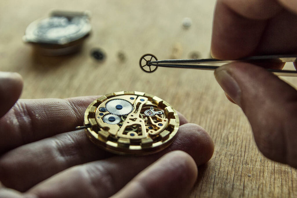 Ο ωρολογοποιός επισκευάζει το ρολόι χειρός, μηχανικό ρολόι. - Φωτογραφία, εικόνα