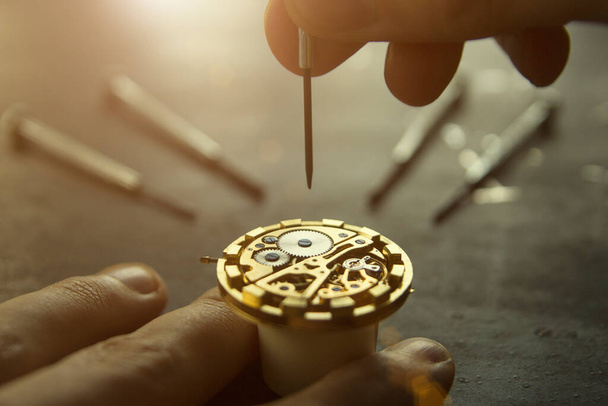Taller relojero, herramientas especiales para la reparación
 - Foto, Imagen