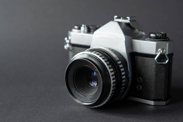 Siyah arkaplanda film kamerası - Fotoğraf, Görsel