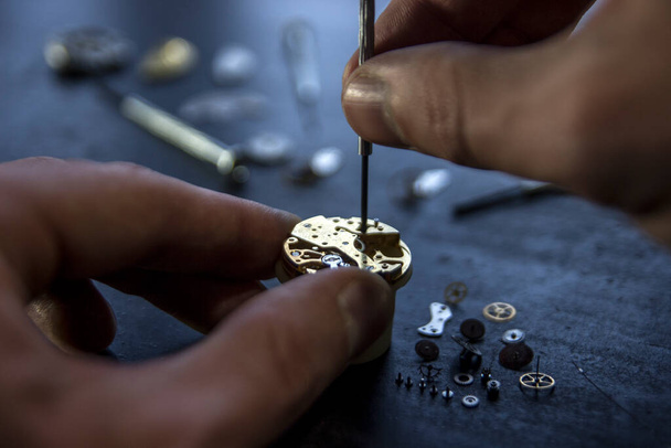 Hodinář opravuje mechanické hodinky ve své dílně - Fotografie, Obrázek