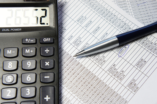 Office tabulka s kalkulačka, pera a účetním dokladem - Fotografie, Obrázek