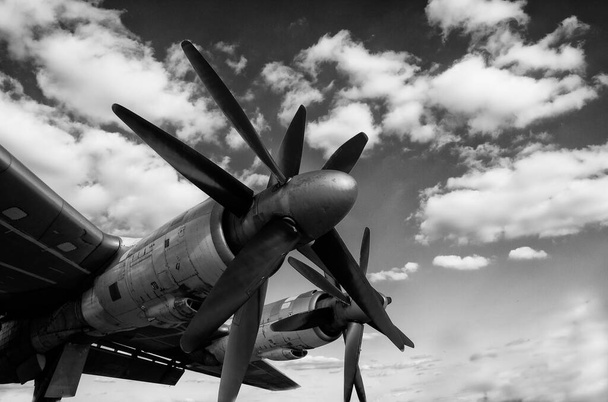 мощный пропеллер из старых самолетов, облаков, неба
 - Фото, изображение