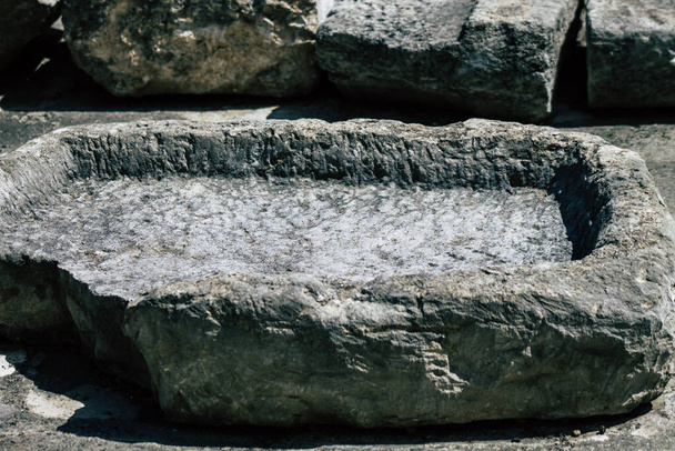 Limasol Kıbrıs Rum Kesimi 01 Haziran 2020, Kıbrıs Rum Kesimi 'nin Limasol kentinin tarihi merkezinde yer alan eski liman yakınlarındaki ortaçağ Limasol Kalesi' nin arkeolojik kalıntılarına bakınız. - Fotoğraf, Görsel