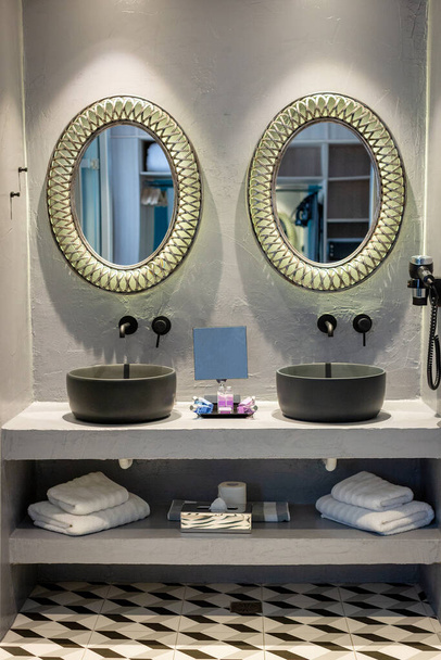 Elegante interior moderno de baño con dos lavabo recipiente negro debajo del espejo. Elegante diseño moderno de baño
 - Foto, Imagen