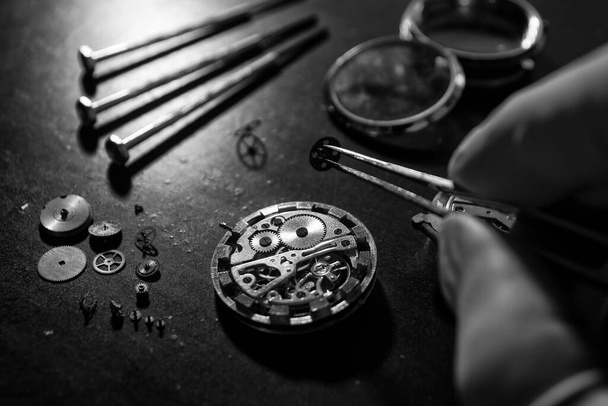 Ρολόι maker επισκευάζει ένα vintage αυτόματο ρολόι. - Φωτογραφία, εικόνα