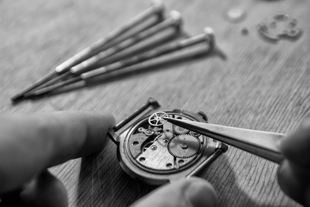 Zegarmistrz naprawia zabytkowy zegarek automatyczny. - Zdjęcie, obraz