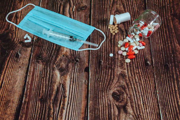 木製のテーブルの上のさまざまな薬、薬や他の薬の多く - 写真・画像