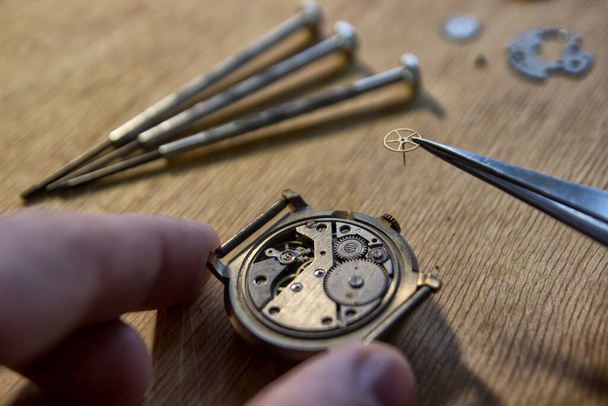 Relojoeiro está reparando um relógio automático vintage
. - Foto, Imagem