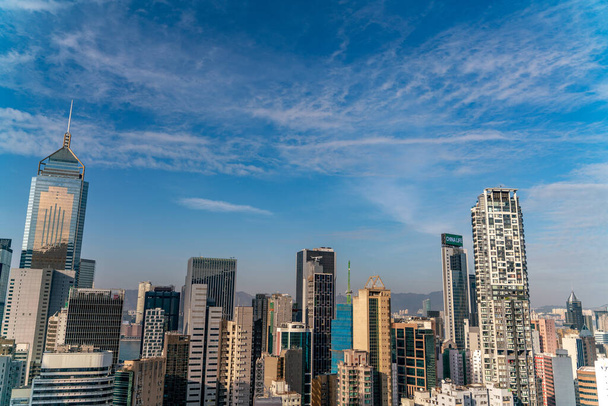 La splendida vista sul paesaggio urbano di Hong Kong pieno di grattacieli dal tetto
. - Foto, immagini