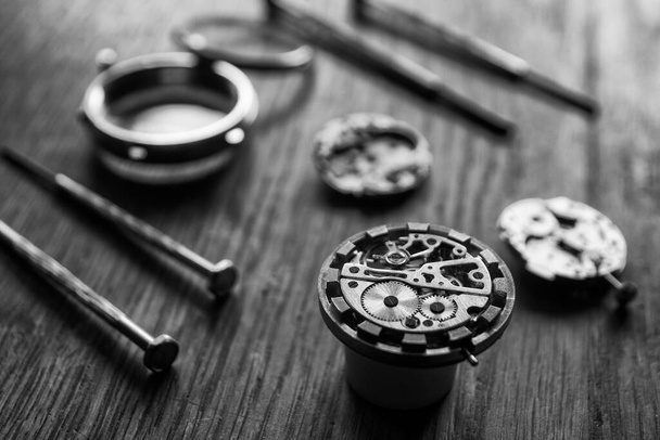 Watchmaker is repairing the mechanical watches in his workshop - Foto, Imagen