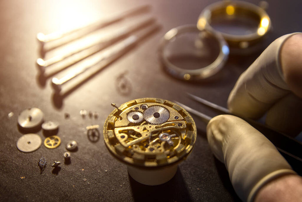 Uhrmacher repariert eine alte Automatikuhr. - Foto, Bild