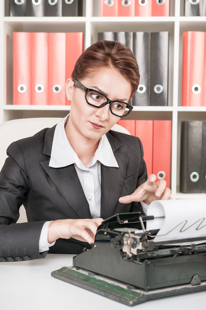 Femme d'affaires mature travaillant avec une machine à écrire
 - Photo, image