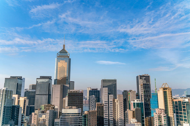La vue imprenable sur le paysage urbain de Hong-Kong plein de gratte-ciel depuis le toit
. - Photo, image