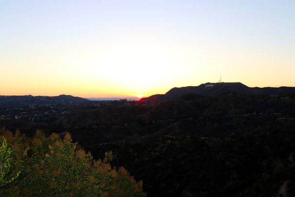 Zonsondergang bij het Hollywood Sign van het Griffith Observatorium - Foto, afbeelding