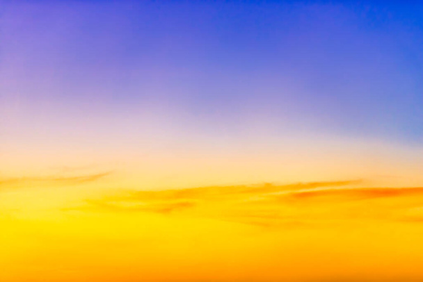 夕日の雲とカラフルな夕日劇的な空 - 写真・画像