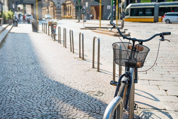 Bisiklet sepeti Avrupa 'da şehir caddesinde bisiklet parkına park edilmiş. - Fotoğraf, Görsel