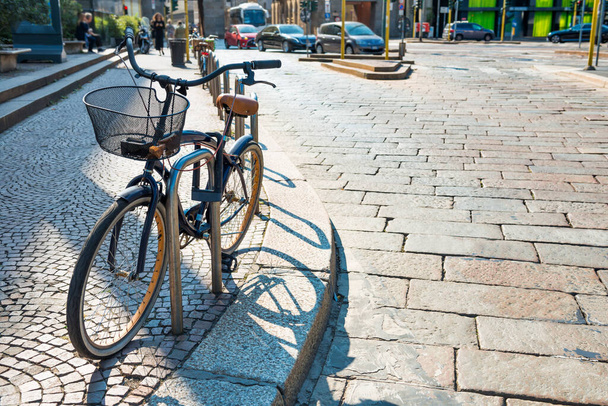 Bicicleta con cesta aparcada en el portabicicletas de la calle de Europa
 - Foto, imagen