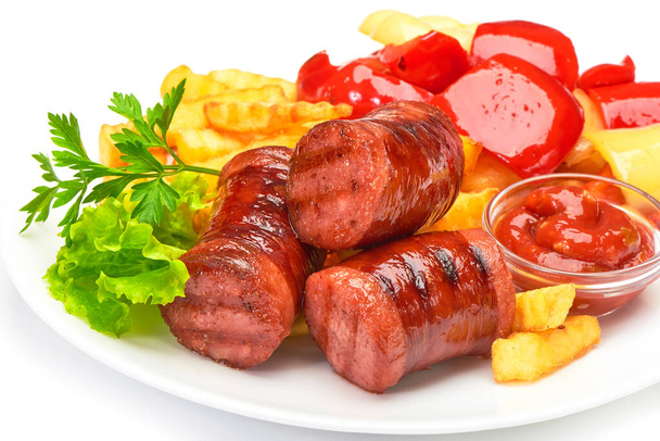 grilované klobásy s bramborovými hranolkami a sladkou bulgarskou paprikou a červenou omáčkou - Fotografie, Obrázek