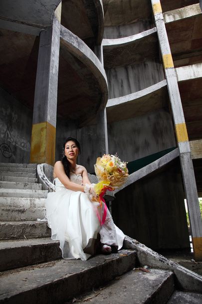 Noiva na velha escada enferrujada
 - Foto, Imagem