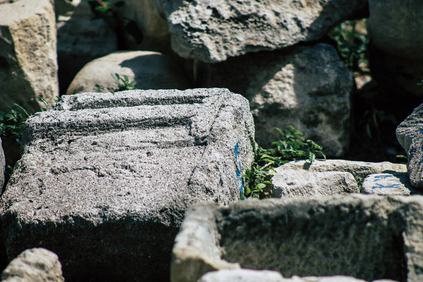 Лимассол Кипр 01 июня 2020 г. Вид на археологические руины средневекового замка Лимассол, расположенного недалеко от старой гавани в самом сердце исторического центра города Лимассола на Кипре
 - Фото, изображение