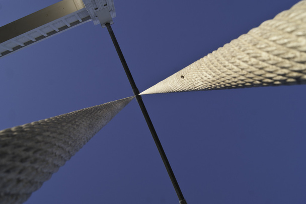 Cables colgantes de un puente
 - Foto, imagen