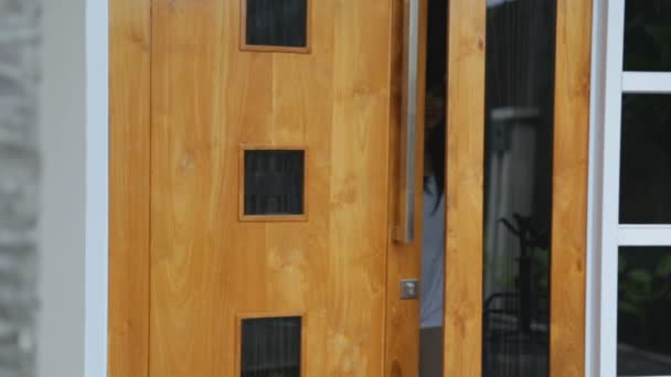 woman open door house - Filmmaterial, Video