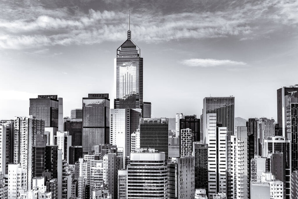屋上から高層ビルが立ち並ぶ香港の街並みの絶景. - 写真・画像