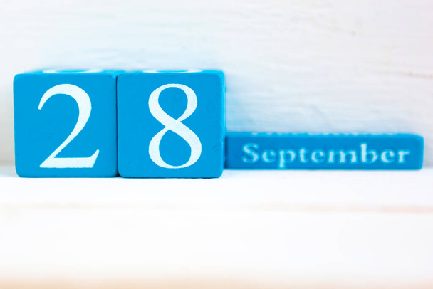28 de septiembre, fondo de madera. Calendario de cubo de madera hecho a mano con fecha mes y día
 - Foto, Imagen