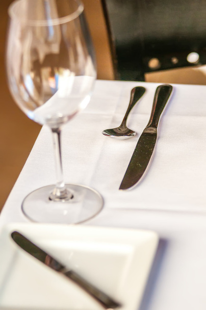 elegancki obiad przy stole nóż widelec i kieliszek do wina - Zdjęcie, obraz