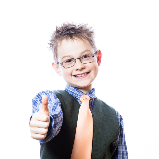 portrét šťastný chlapec ukazuje palec - Fotografie, Obrázek