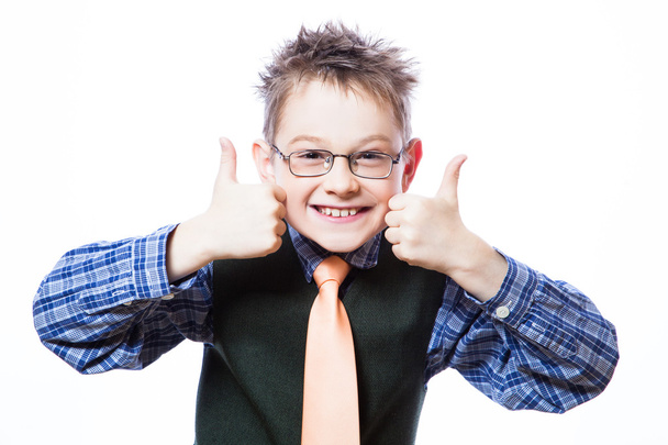 Портрет счастливого мальчика, показывающего большие пальцы вверх
 - Фото, изображение