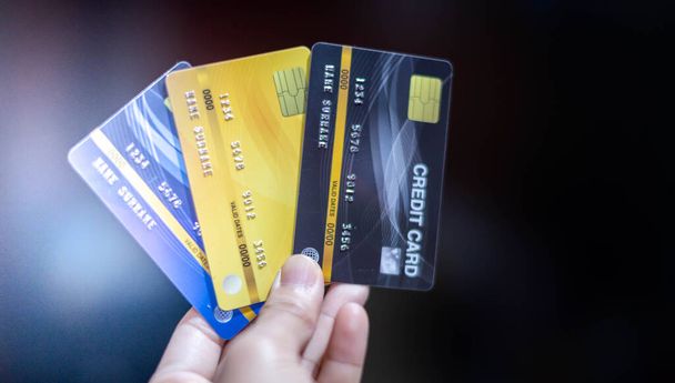 Hand halten Kreditkarte, Die Kreditkarte für Kunden und Unternehmer vorbereiten Verwendung für Online-Shopping, E-Commerce, Business-und Internet-Banking.  - Foto, Bild